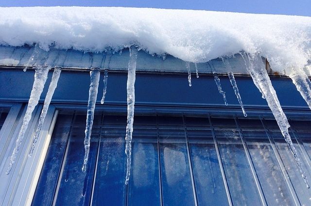 Получить компенсацию при падении снега с крыши в Бахчисарае